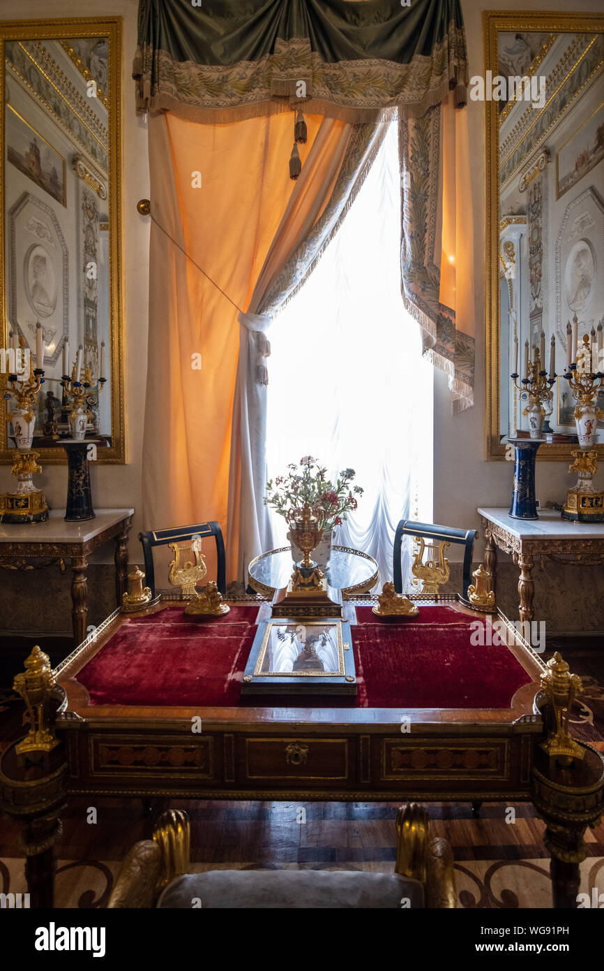 ST. PETERSBURG, Russland - 6. AUGUST 2019: Pavlovsk Palace ist ein aus dem 18. Jahrhundert Russische kaiserliche Residenz des Ordens von Katharina der Großen für h gebaut Stockfoto