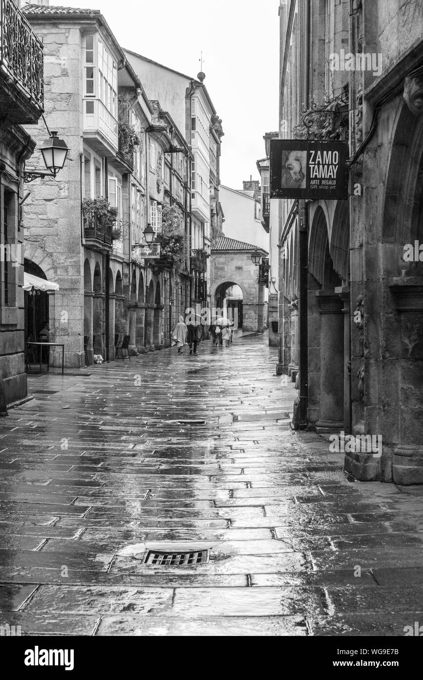Santiago de Compostela, Spanien; August 9, 2019: Straße der Altstadt von Santiago de Compostela an regnerischen Tag. Die Schwarz-Weiß-Fotografie Stockfoto