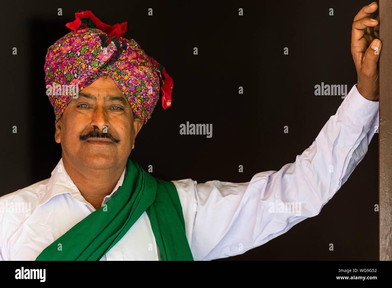 Ahir Mann mit traditionellen Turban, Porträt, große Rann von Kutch, Gujarat, Indien Stockfoto