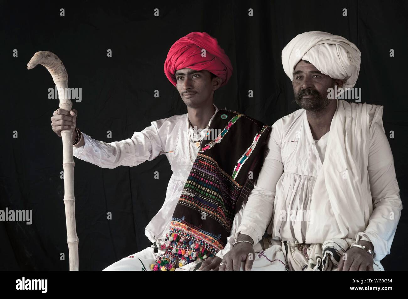 Jung und Alt Rabari Stamm Männer mit Stock, große Rann von Kutch, Gujarat, Indien Stockfoto