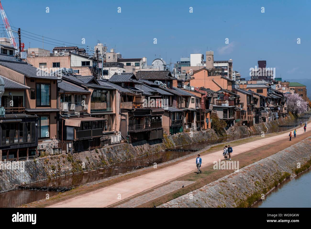 Häuser am Ufer des Fluss Kamo, Kyoto, Japan Stockfoto