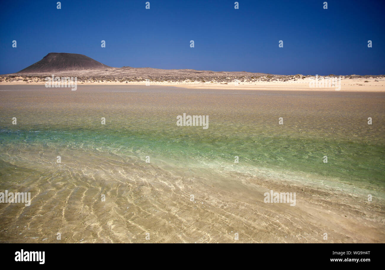 Insel La Graciosa, Teil der Chinijo Archipel, Blick über die flache Lagune Bahia del Salado in Richtung Montana Amarilla, Yellow Mountain Stockfoto