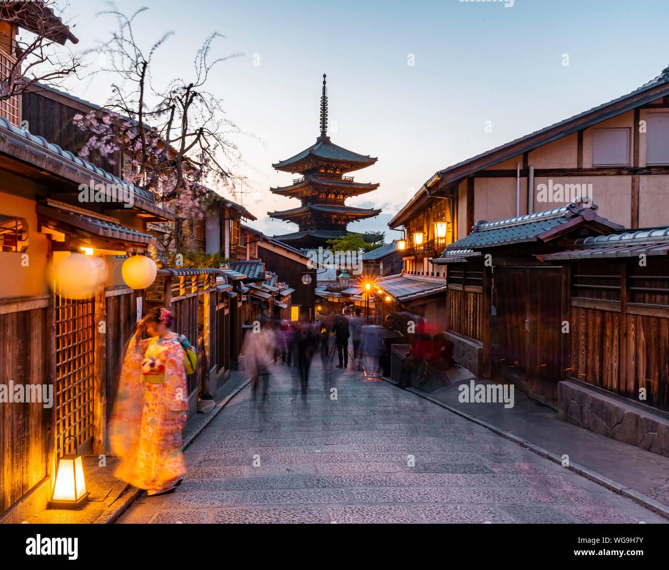 Frau im Kimono und Fußgänger in einer Gasse, Yasaka Dori historische Gasse in der Altstadt mit dem traditionellen japanischen Häuser, hinten fünf - Geschichte Stockfoto