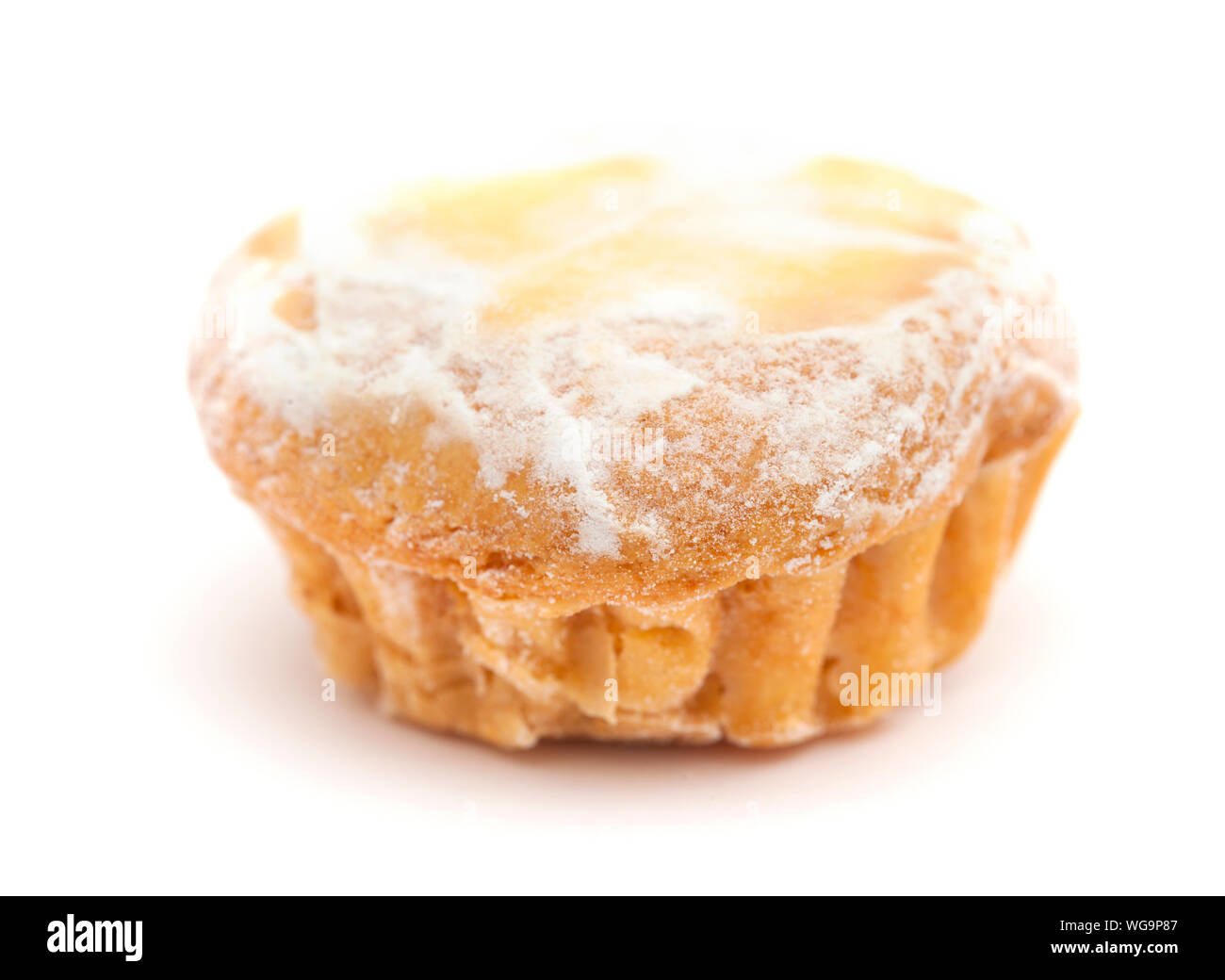 Portugiesische süße queijada auf weißem Hintergrund Stockfoto