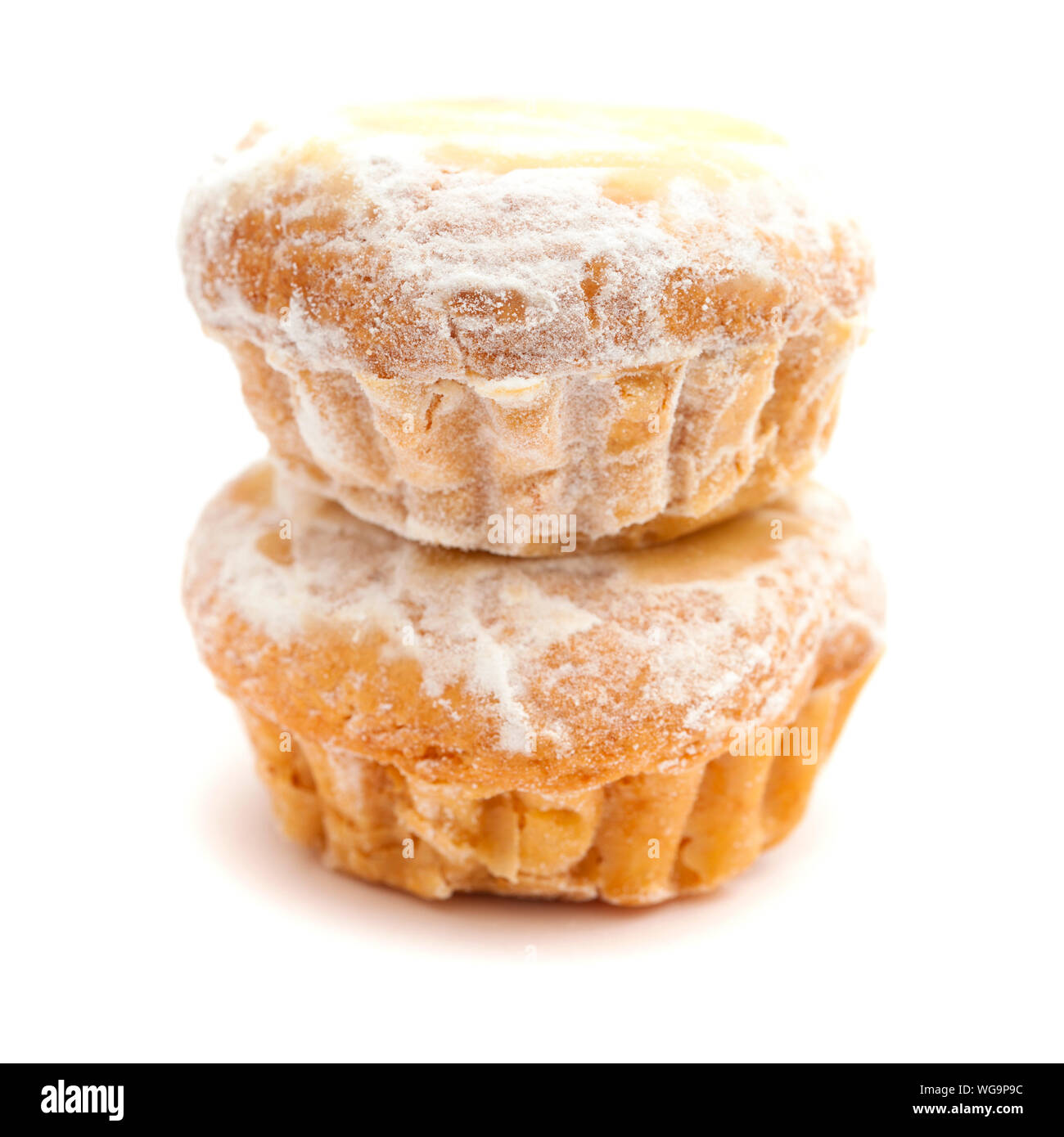 Portugiesische süße queijada auf weißem Hintergrund Stockfoto