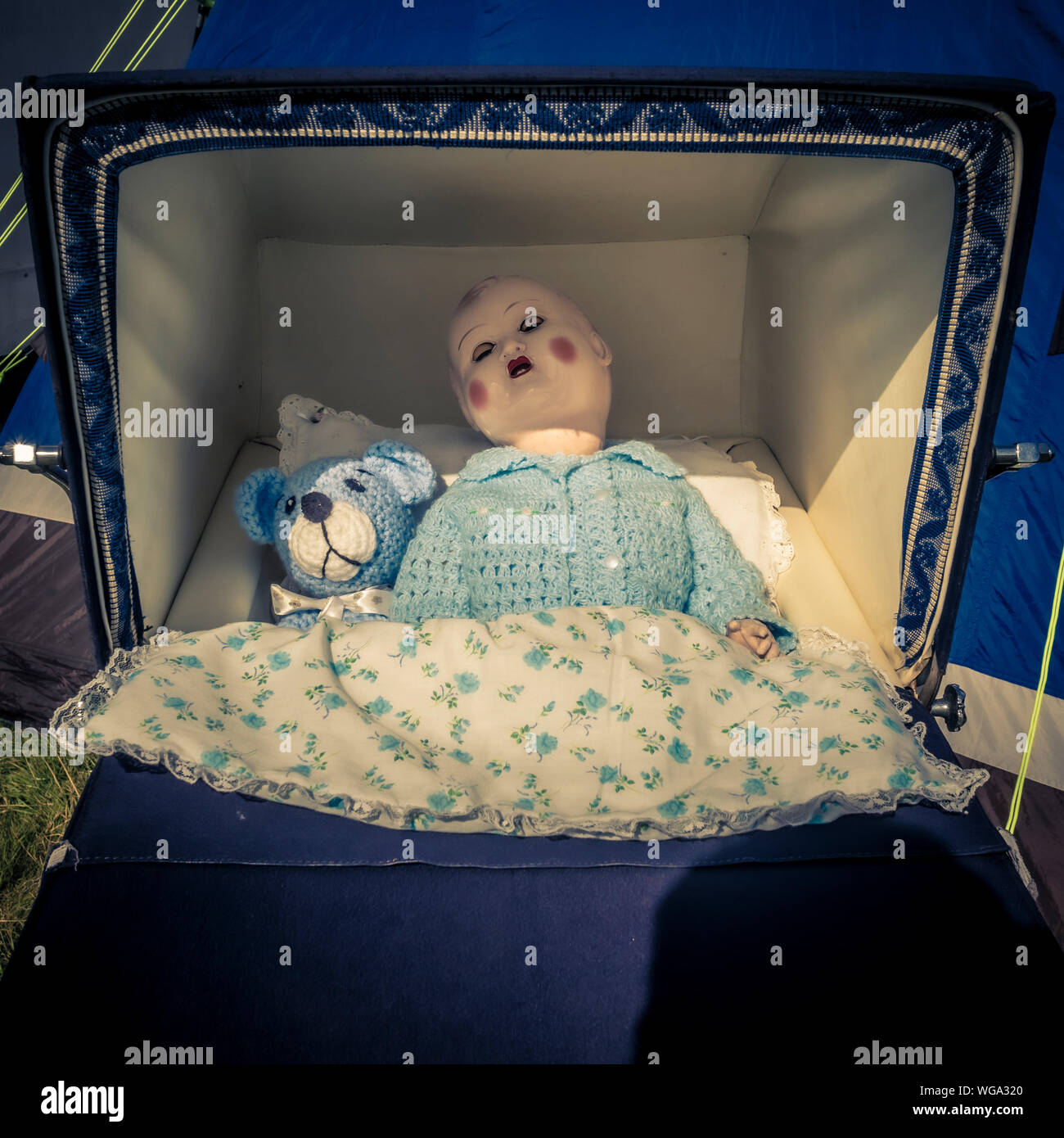 Vintage Doll und gestrickte Teddybär in Vintage pram Stockfoto