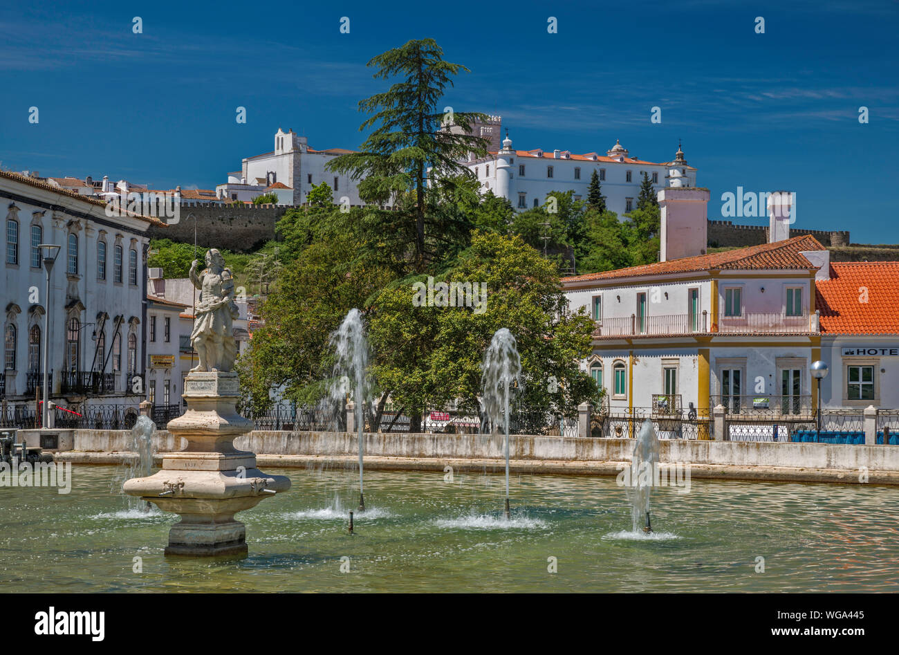 Statue von Neptun, Brunnen, Schloss in Distanz, Largo Allgemeine Graca, Quadrat in Estremoz, Évora, Alentejo Central District, Portugal Stockfoto