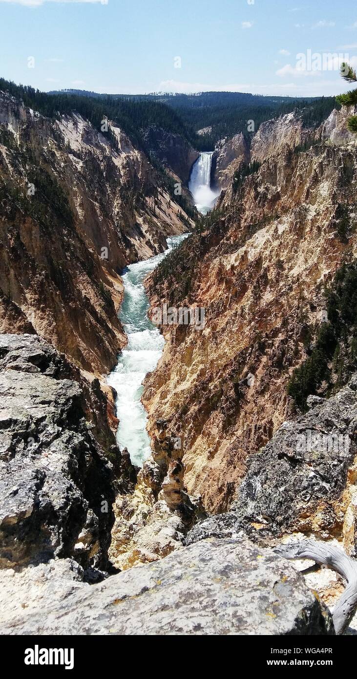 Malerische Aussicht auf Wasserfall gegen Himmel Stockfoto