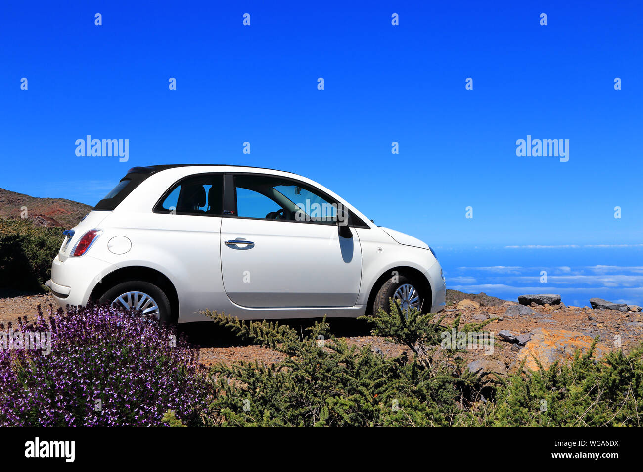 Auto am Rand der Straße geparkt, Insel La Palma, Kanarische Inseln, Spanien, Europa. Stockfoto