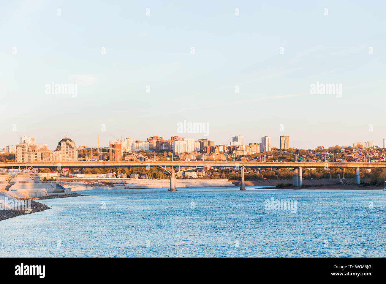 Stadtbild, blau Fluss und Brücke auf hohen Wohnungen und Gebäude Hintergrund Stockfoto