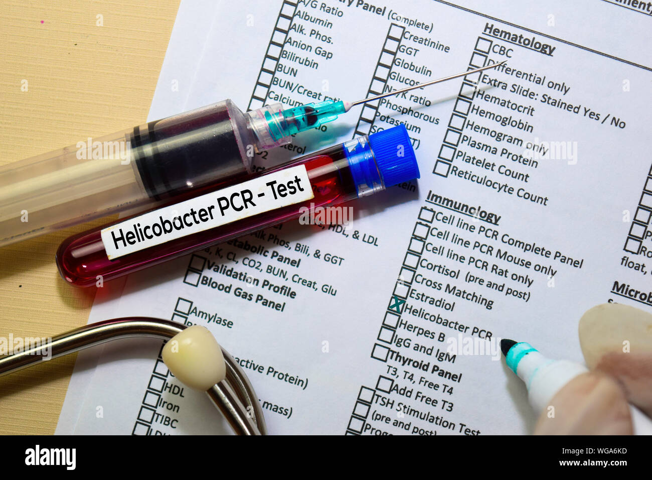 Helicobacter PCR-Test mit Blutprobe. Draufsicht auf Büro Schreibtisch isoliert. Healthcare/Medical Konzept Stockfoto