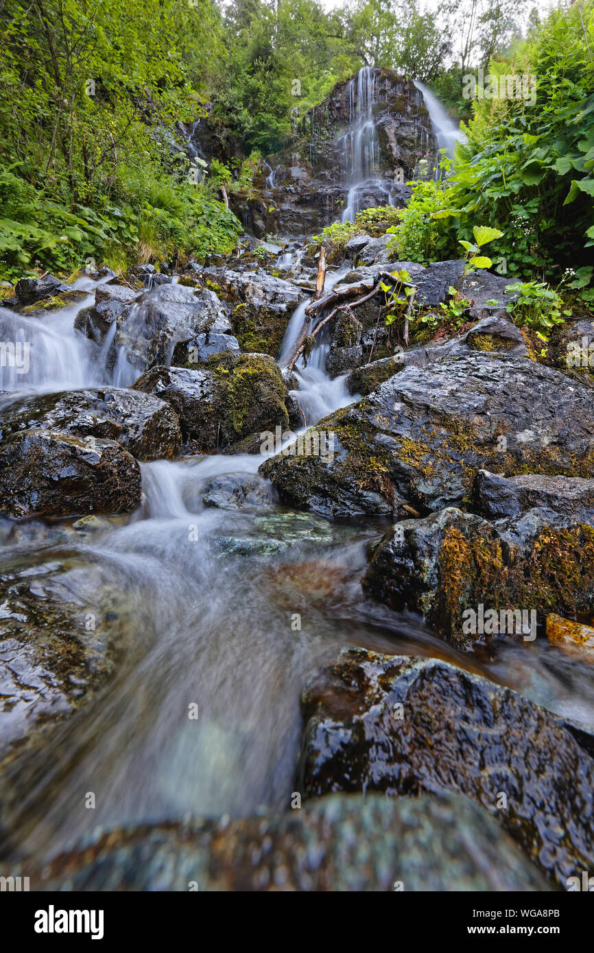 Wasserfall in den Felsen auf dem Weg zu L'Oursiere, in Chamrousse massiv Stockfoto