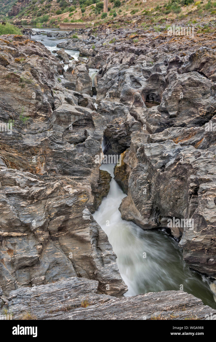 Schiefer metamorphen Gesteinen über Pulo do Lobo Wasserfall auf dem Rio Guadiana, Guadiana Valley Natural Park, Distrikt Beja, Baixo Alentejo, Portugal Stockfoto