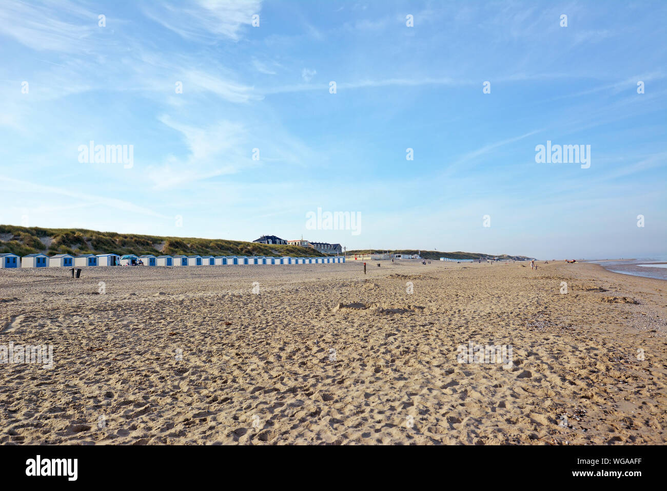 Blick auf Strand Bezirk namens "Paal 20' mit Strand Hütten im Abstand auf der Insel Texel in den Niederlanden im Sommer Tag mit blauem Himmel Stockfoto