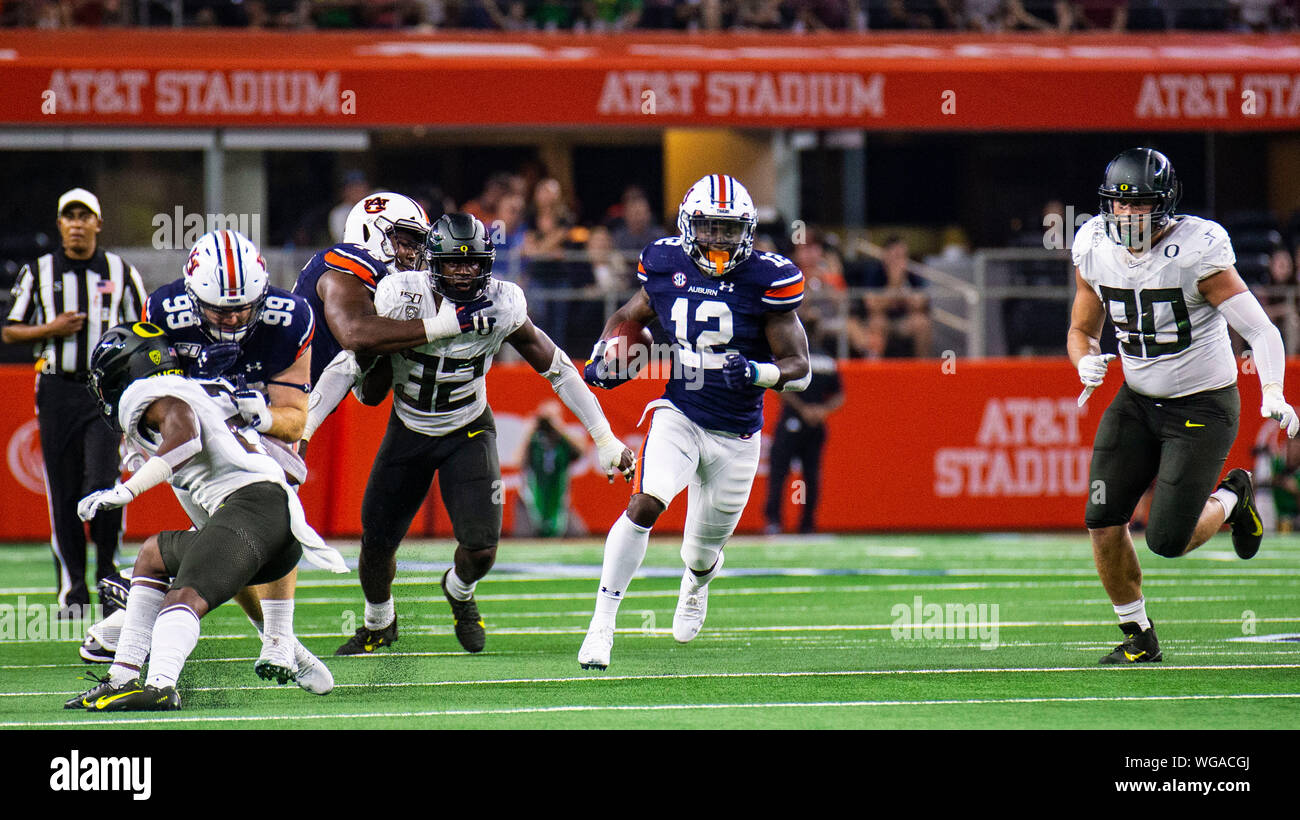 Arlington, TX USA 31 Aug, 2019. Ein Auburn wide receiver Eli Herd (12) Läuft für eine lange Gewinnen während der NCAA Advocare Classic Fußballspiel zwischen Oregon Enten und die Auburn Tiger 27-21 gewinnen bei AT&T Stadion Arlington, TX. Thurman James/CSM/Alamy leben Nachrichten Stockfoto