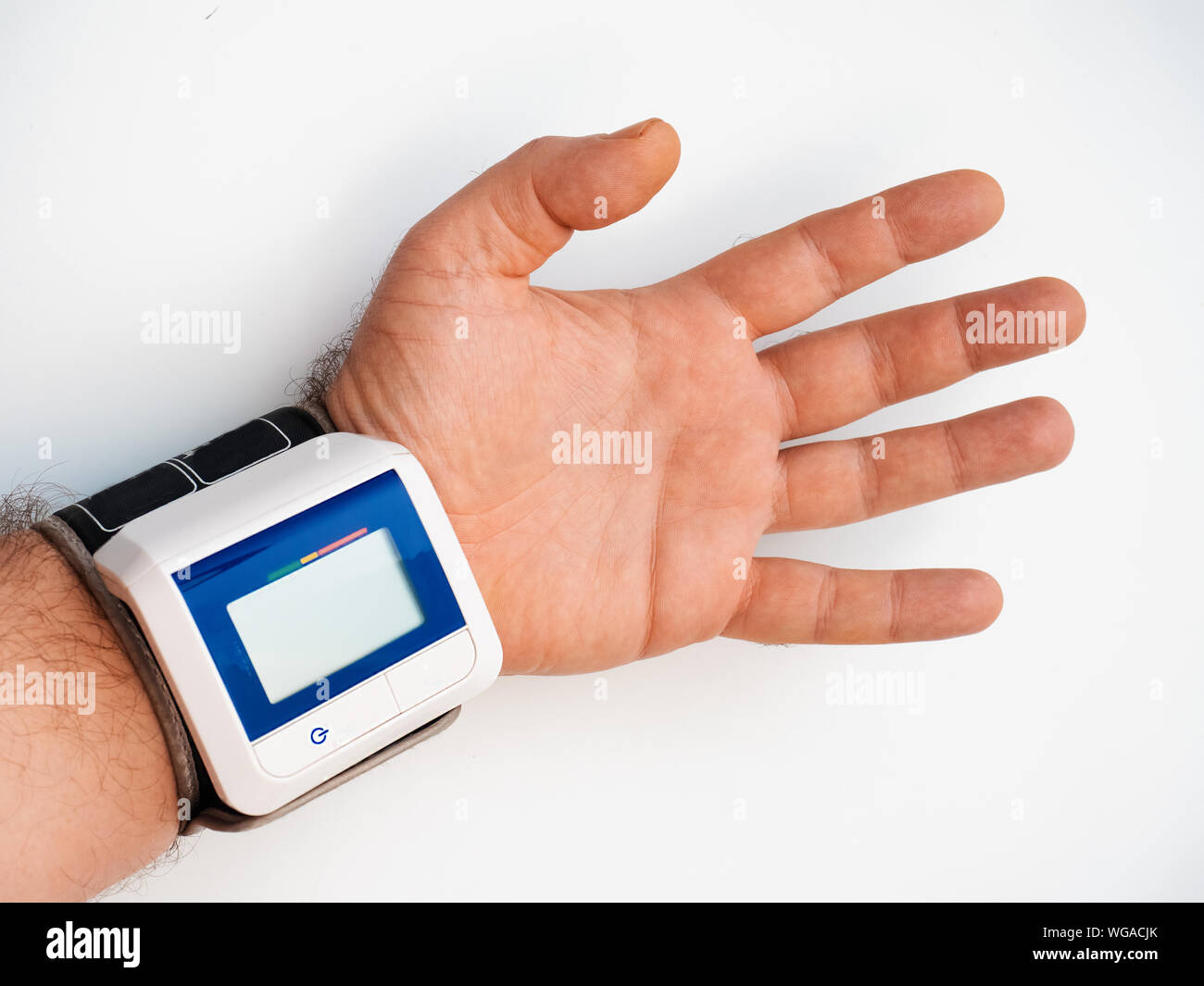 7/8 Hand tragen Portable Tonometer auf weißem Hintergrund Stockfoto