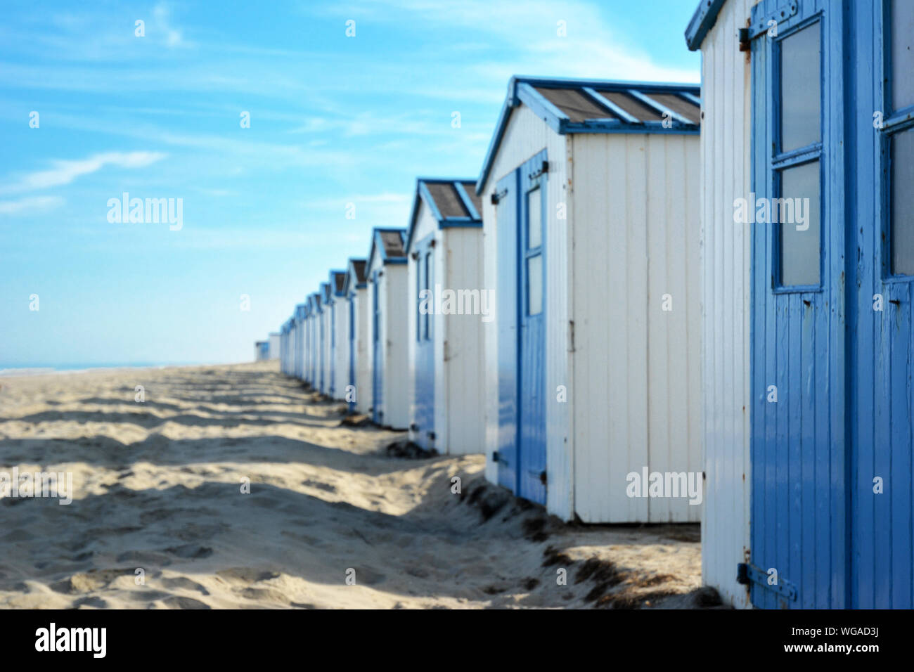 Strand Hütten am Strand der Insel Texel in den Niederlanden mit blauem Himmel auf sonnigen Sommertag, selektiver Fokus mit Schwerpunkt auf der rechten Hütte und Kopie Raum Stockfoto