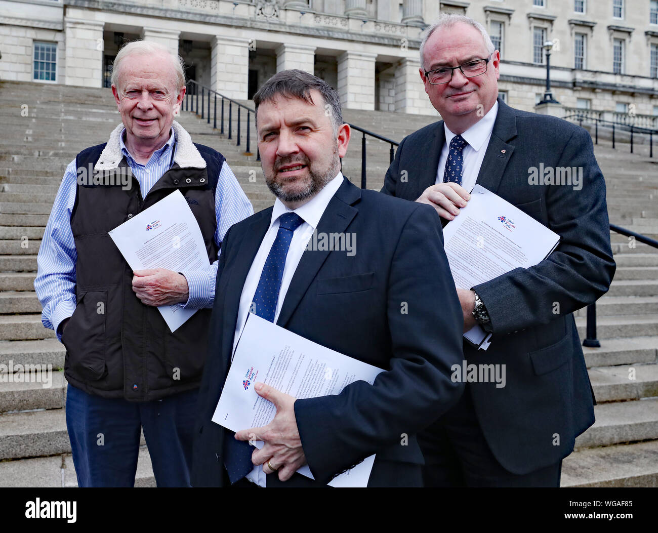 (Nach rechts) Herr Empey, Robin Swann und Steve Aiken der Ulster Unionist Party außerhalb Stormont Parlament Gebäude links. Ein britisches Engagement der EU gegen den Binnenmarkt Verstöße freizustellen ist unter einer Reihe alternativer Vorschläge der irischen Grenze Rücklaufsperre zu ersetzen. Stockfoto