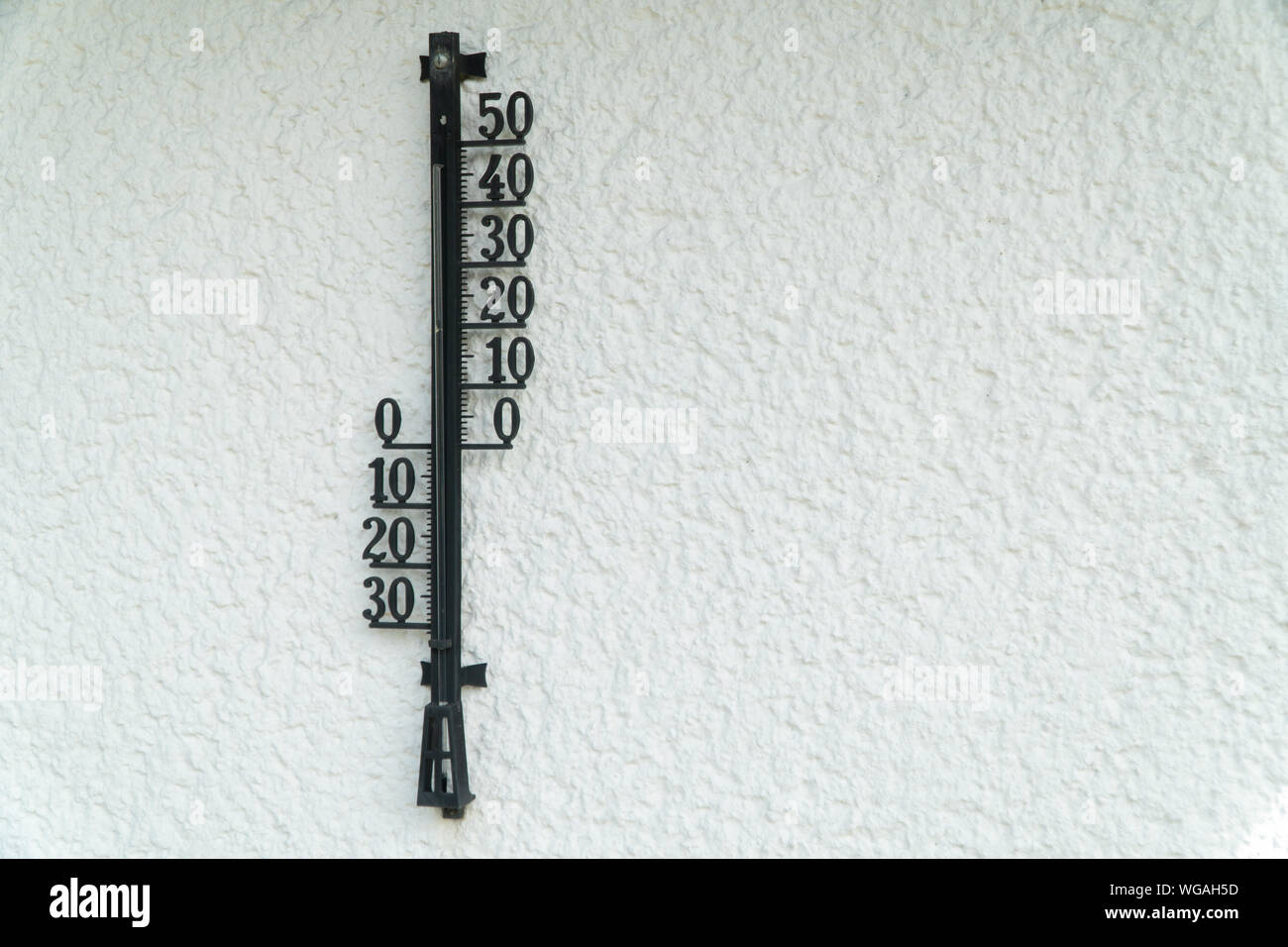 Vintage street Thermometer auf eine weiße Wand. Sommer Stockfoto