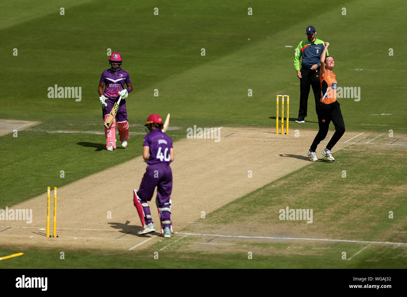 Südliche Vipern Lauren Bell feiert, Bowling Loughborough Blitz Amy Jones während Kia Super League Halbfinale an der 1. zentralen County Boden, Hove. Stockfoto