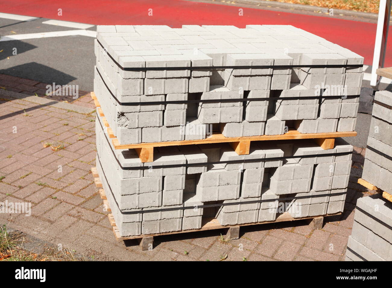 Beton Pflastersteine aus Beton, auf Paletten gestapelt Stockfotografie