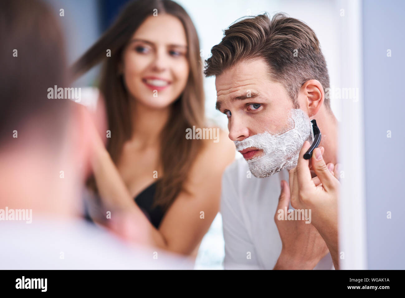 Glückliches junges Paar im Badezimmer Stockfoto