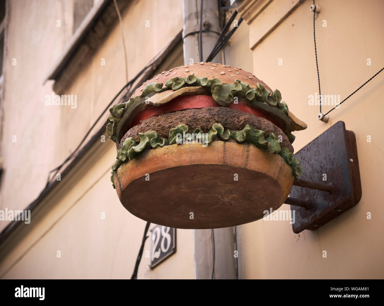 Gips Anzeige in der Form einer Burger, hing von der Wand Eintrag von einem Restaurant Stockfoto
