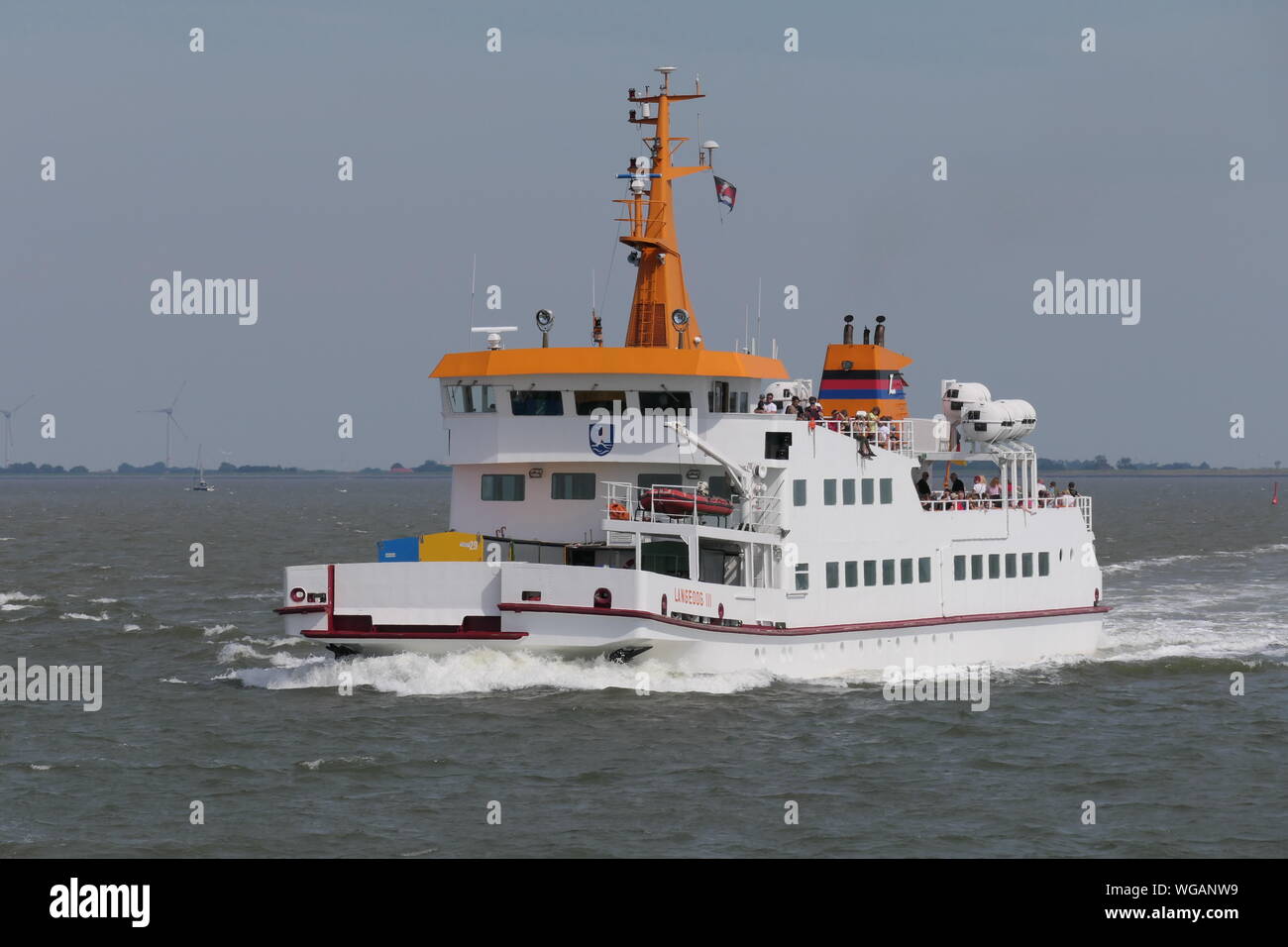 Die Fähre Langeoog III. am 24. Juni 2019 auf dem Weg von Bensersiel auf die Insel Langeoog. Stockfoto