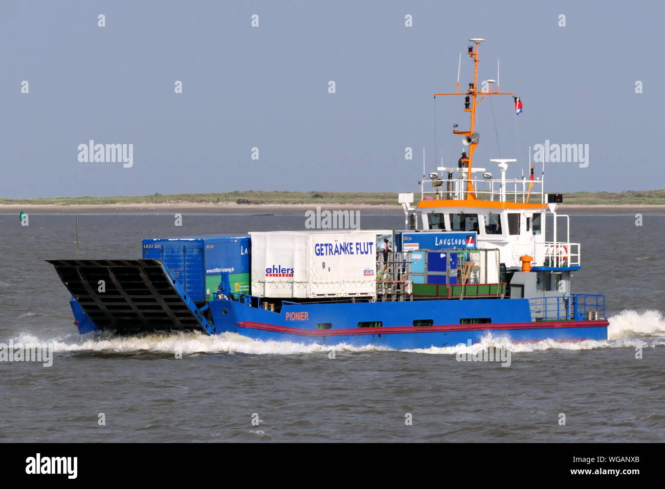 Die Fracht Fähre Pionier am 24. Juni 2019 der Hafen der Insel Langeoog an der deutschen Nordseeküste erreicht. Stockfoto