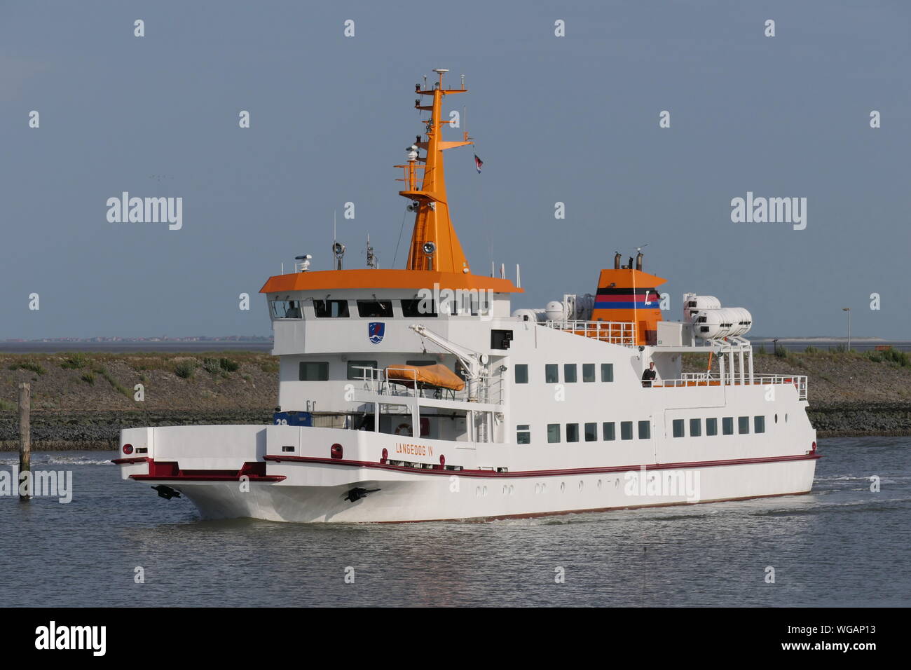 Das Fahrgastschiff Langeoog IV verlässt den Hafen Bensersiel am 24. Juni 2019. Stockfoto