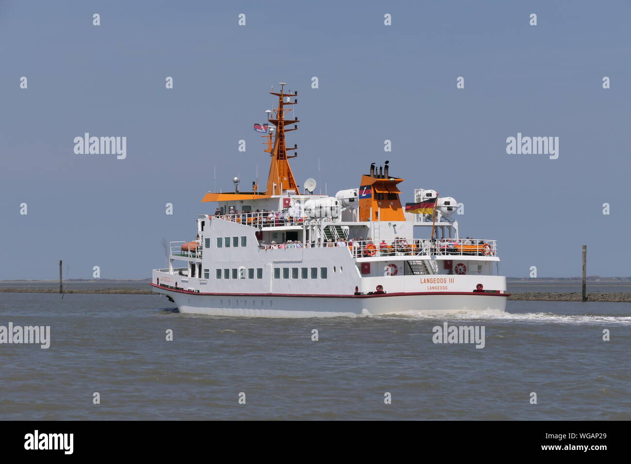 Die Fähre Langeoog III. am 23. Juni 2019 auf dem Weg von Bensersiel auf die Insel Langeoog. Stockfoto