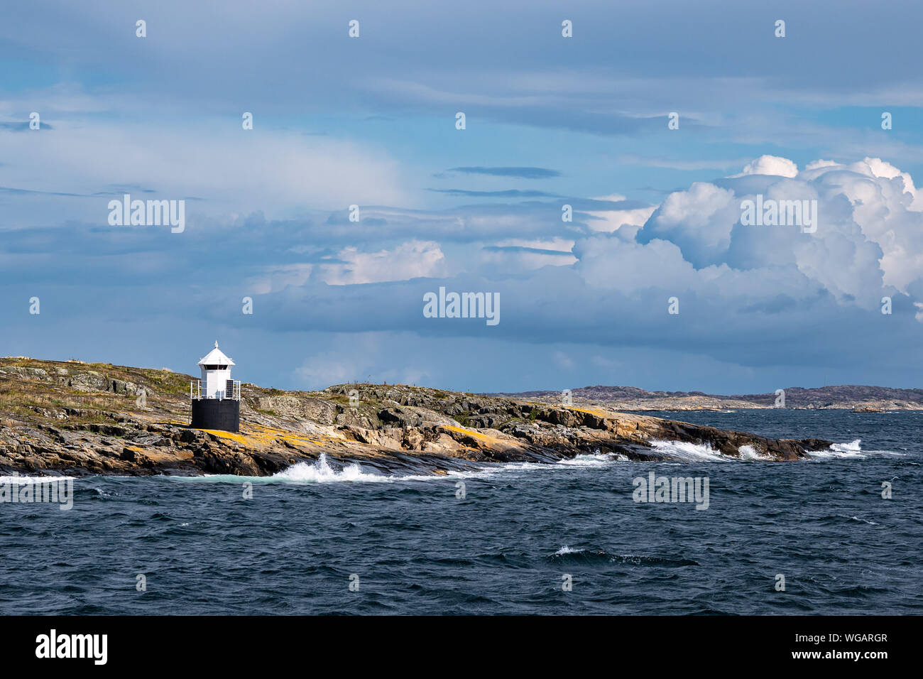 Blick auf den Leuchtturm auf der Insel Orust in Schweden. Stockfoto
