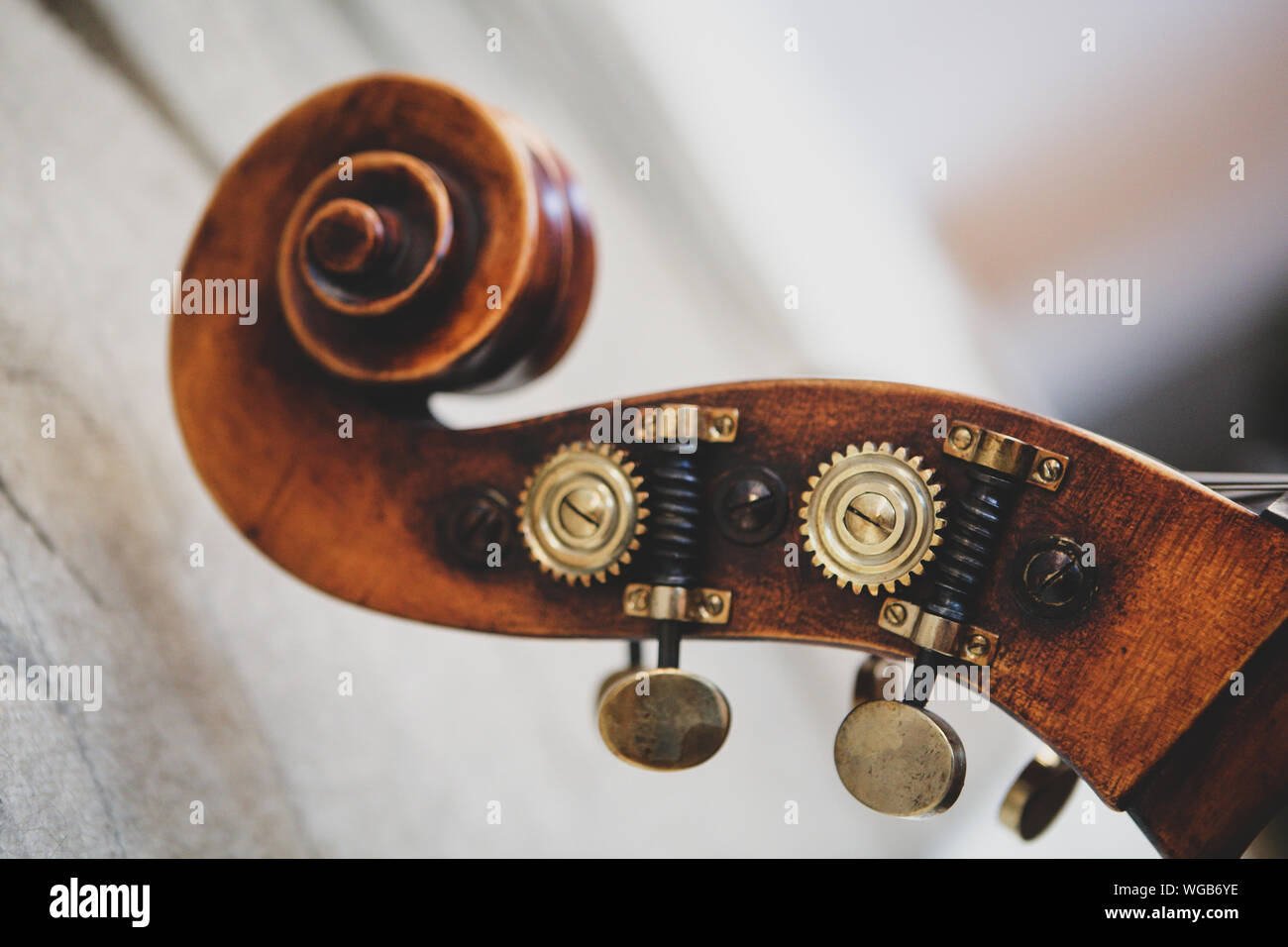 Details mit dem Blättern, Peg, Muttern, Mechaniken, Stimmschlüssel und Tuner (Der kopfplatte) eines Kontrabass Stockfoto