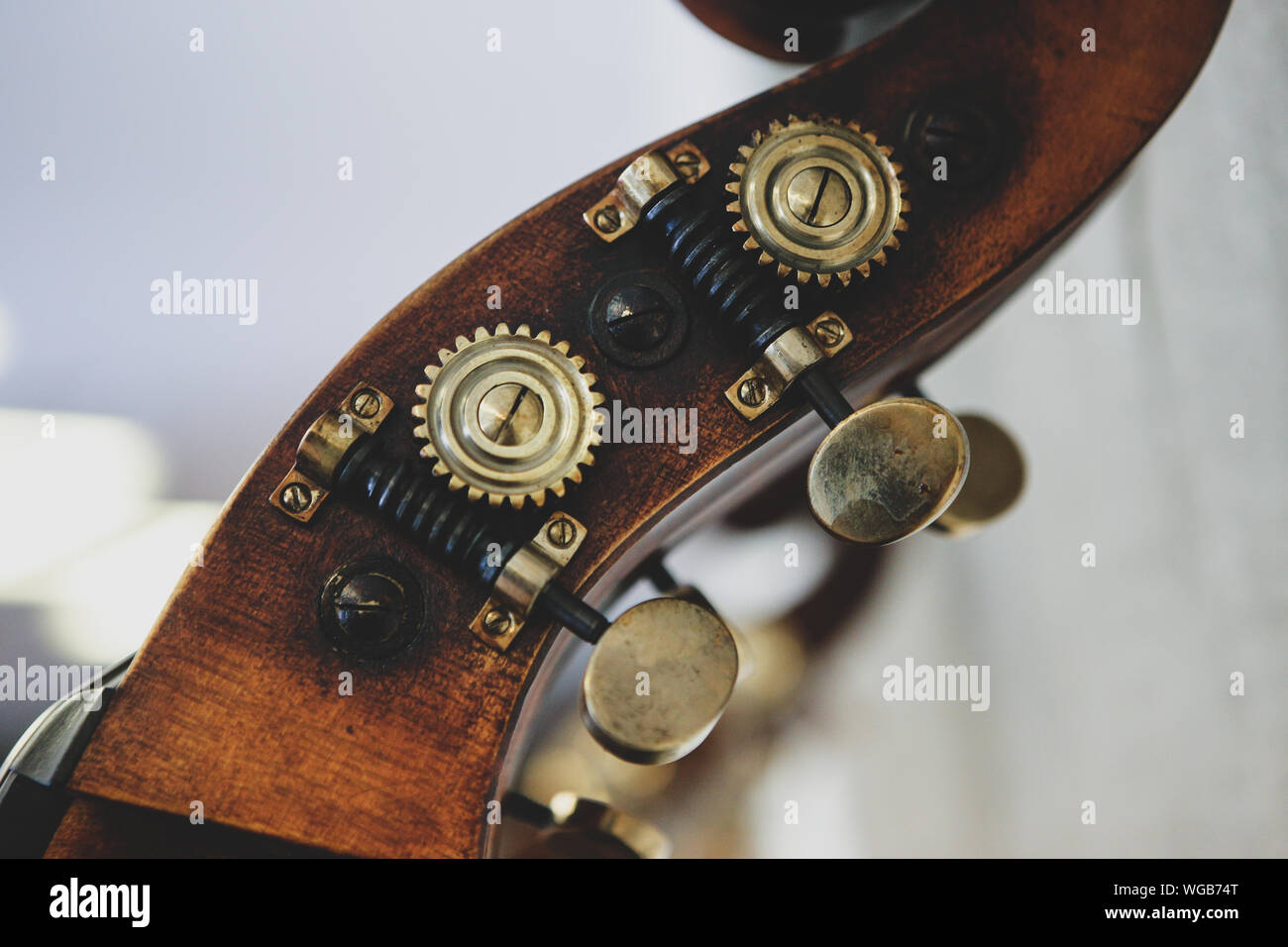 Details mit dem Blättern, Peg, Muttern, Mechaniken, Stimmschlüssel und Tuner (Der kopfplatte) eines Kontrabass Stockfoto