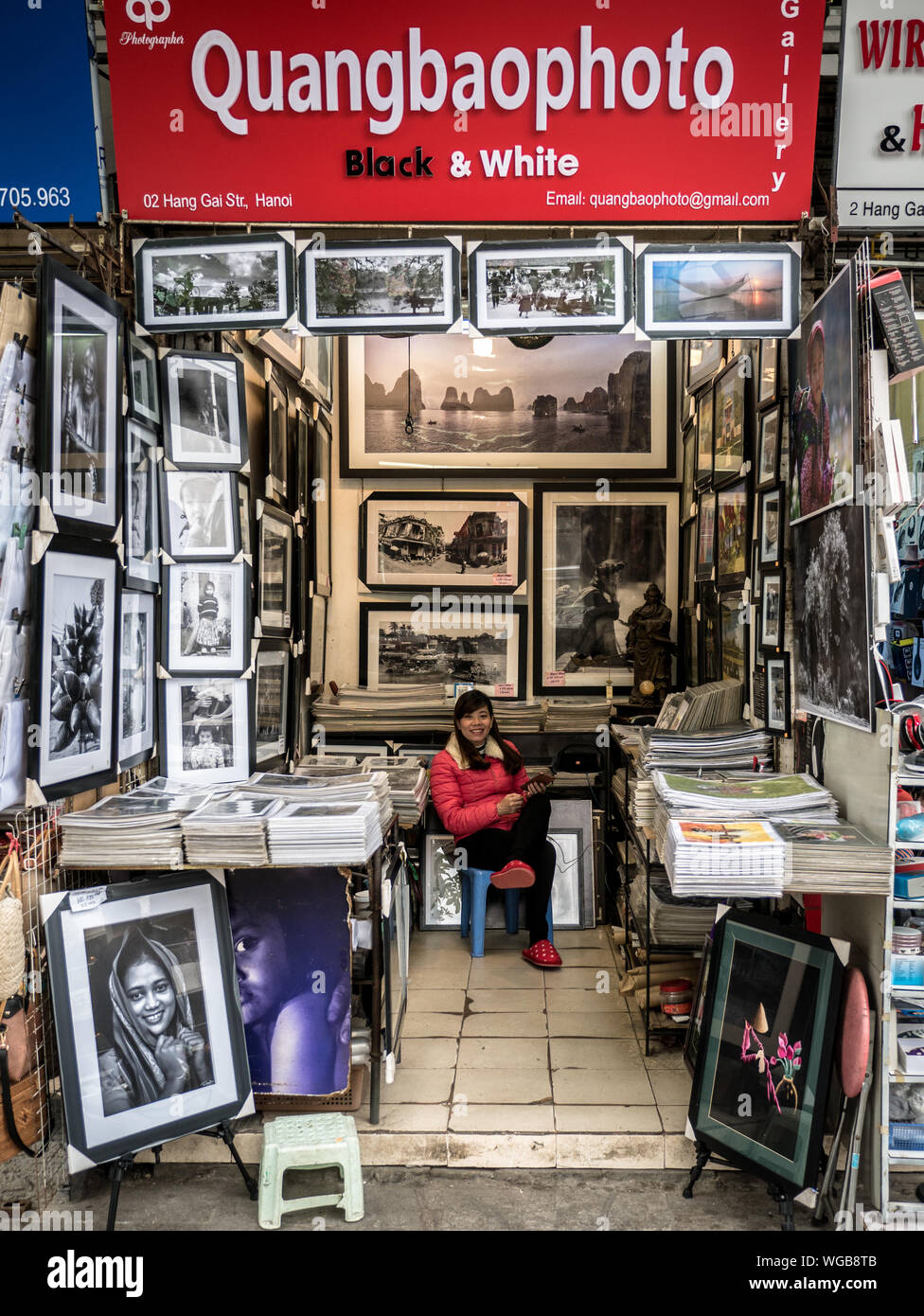 Fotografie Galerie und sitzen Frauen shop Anbieter in Hanoi Altstadt Stockfoto