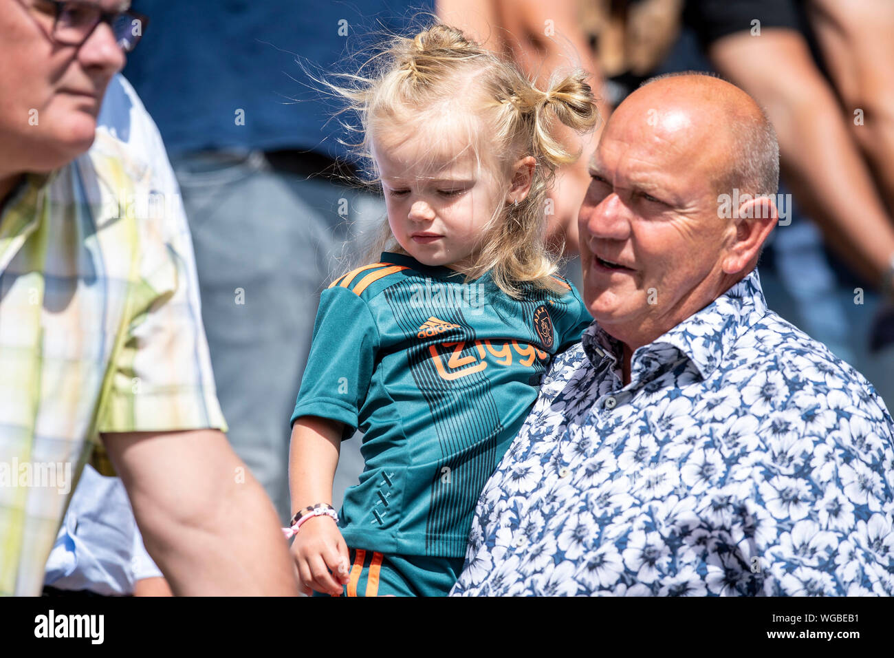 ROTTERDAM, 01-06-2019, Het Kasteel Stadium, der niederländischen Eredivisie, Saison 2019-2020, Junge Anhänger von Ajax (L) vor dem Spiel Sparta - Ajax. Stockfoto