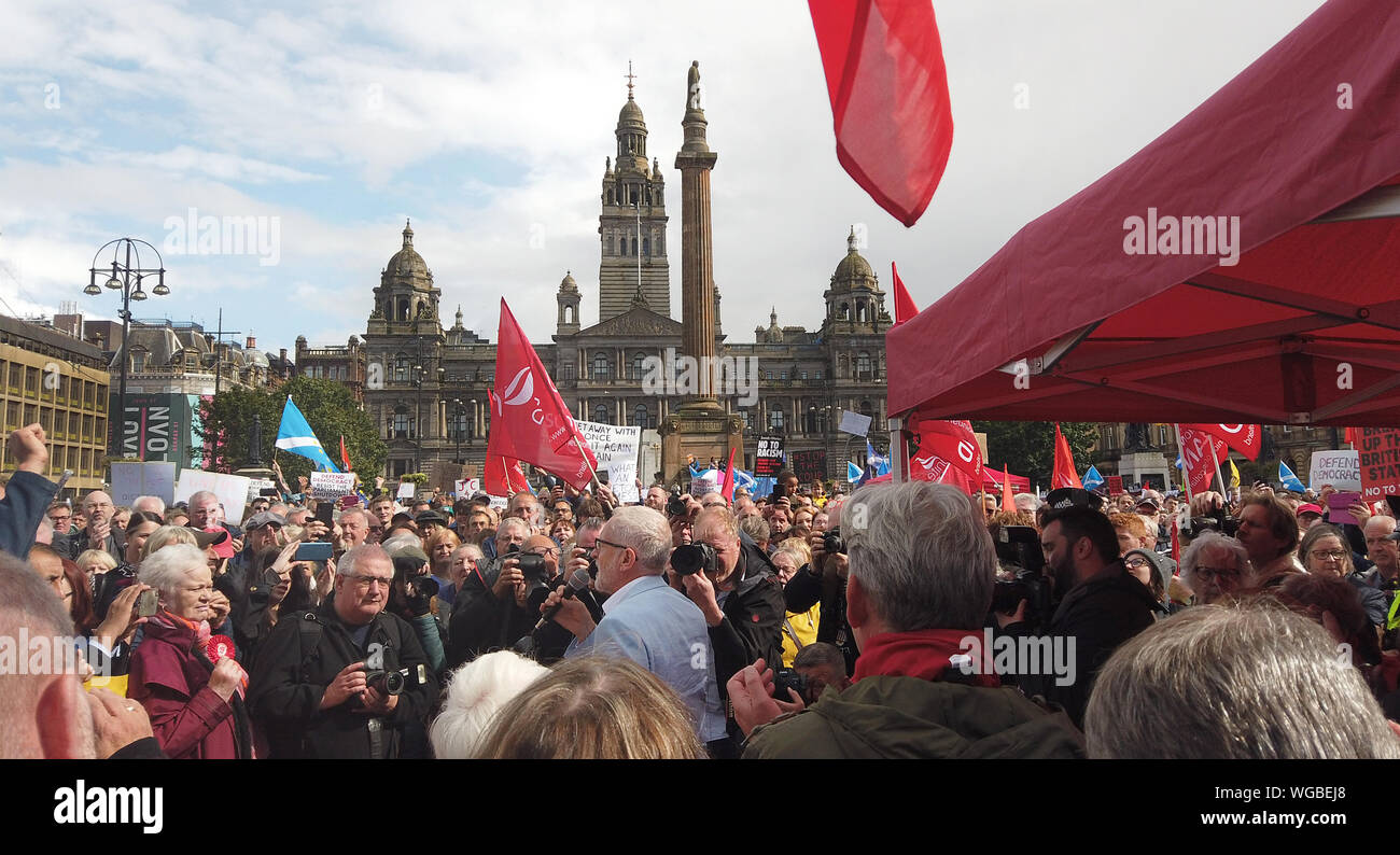 Glasgow, Schottland, Großbritannien. 31. August 2019: Der Führer, Jeremy Corbyn reden zu einer Masse Masse an der Demokratie Rally verteidigen, George Square, Glasgow. Stockfoto