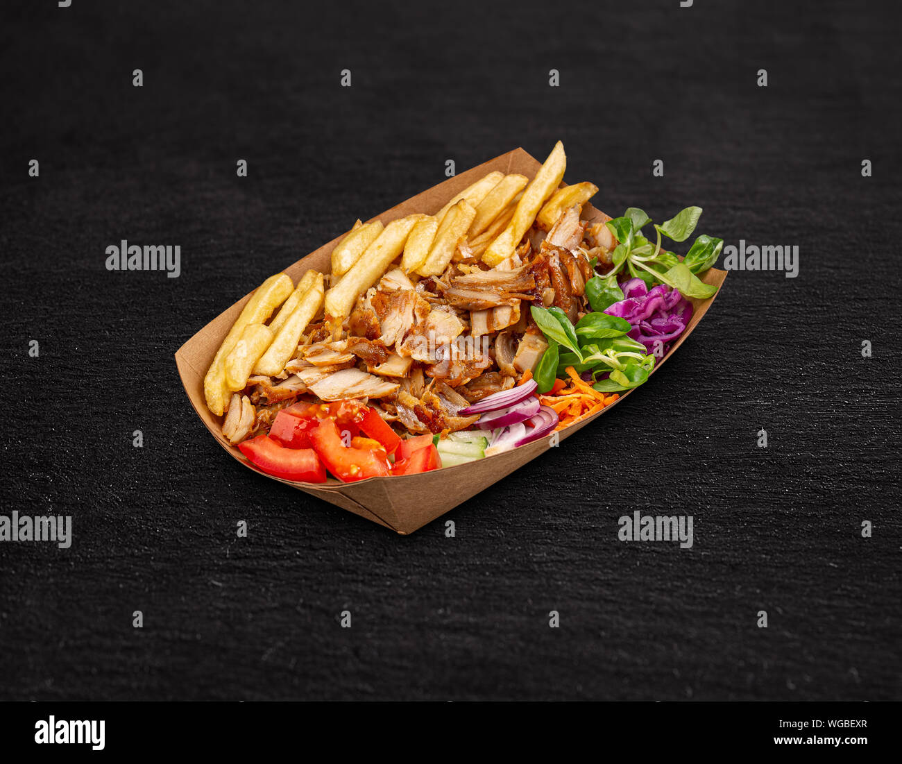 Türkische platte Kebab auf schwarzem Hintergrund Stockfoto
