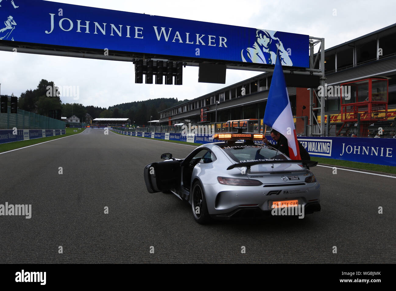 Spa, Belgien. 01 Sep, 2019. 1. September 2019; Spa-Francorchamps Rennstrecke, Stavelot, Belgien; Formel 1 Grand Prix von Belgien, Race Day; das Safety Car führt die Fahrer Parade mit französischen Kennzeichen in Hommage an anthoine Hubert - redaktionelle Verwendung. Credit: Aktion Plus Sport Bilder/Alamy leben Nachrichten Stockfoto