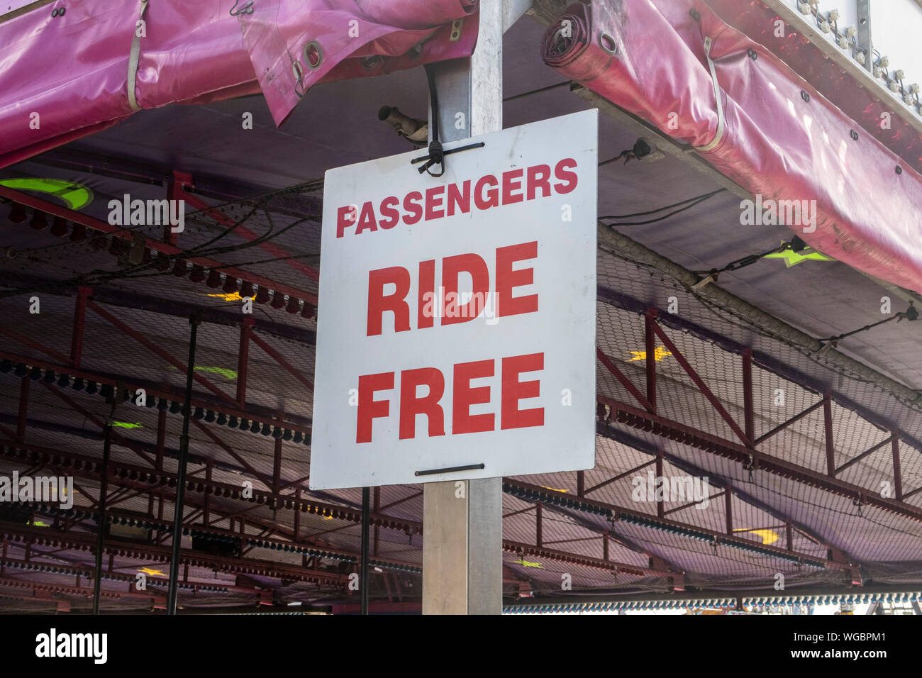 Zeichen, Hinweis "Passagiere Freie Fahrt" auf dem Dodgems auf einem Rummelplatz Stockfoto