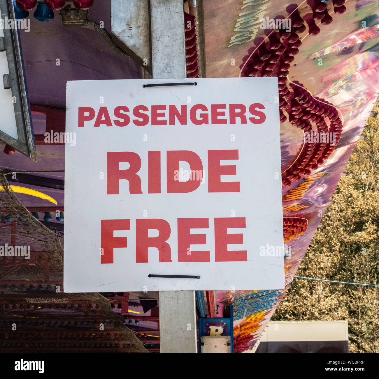 Zeichen, Hinweis "Passagiere Freie Fahrt" auf dem Dodgems auf einem Rummelplatz Stockfoto