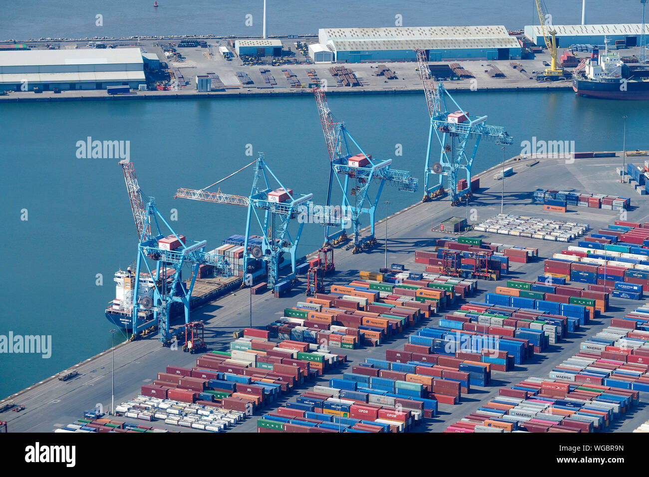 Ein Luftbild von Containern auf der Hafenassistent in Seaforth Dock, Liverpool, Merseyside, North West England, Großbritannien Stockfoto