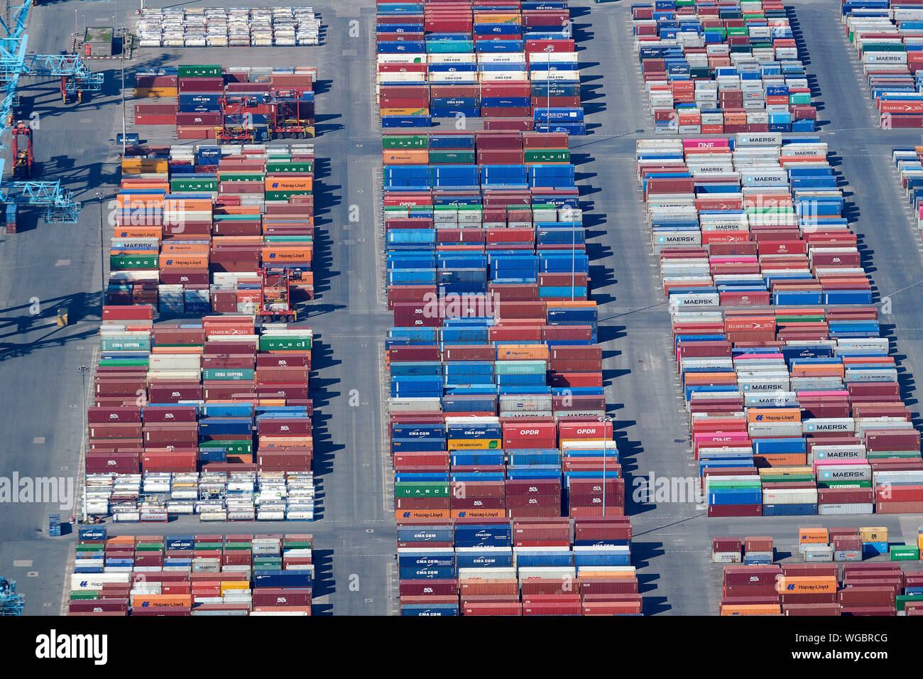 Ein Luftbild von Containern auf der Hafenassistent in Seaforth Dock, Liverpool, Merseyside, North West England, Großbritannien Stockfoto