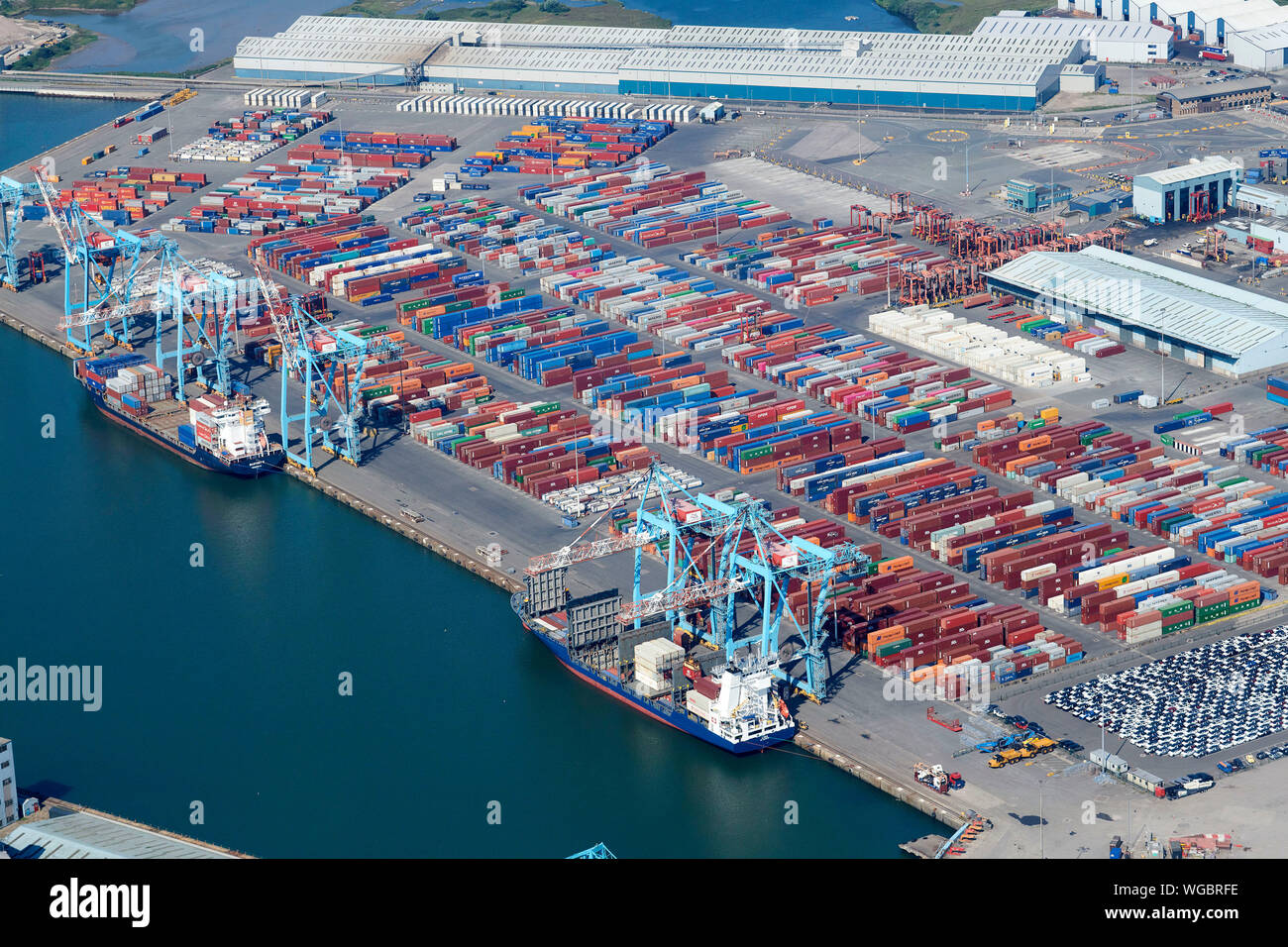 Ein Luftbild von Containern auf der Hafenassistent in Seaforth Dock, Liverpool, Merseyside, North West England, Großbritannien Stockfoto