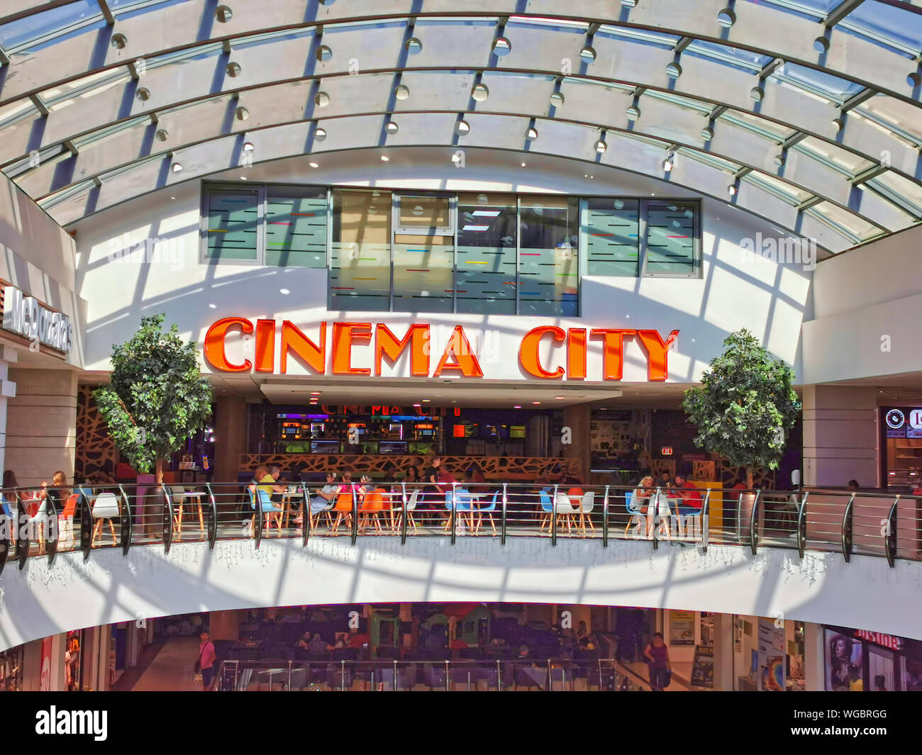 BACAU, Rumänien - 20. AUGUST 2019: Kino Stadt und Restaurants in Arena Mall Stockfoto