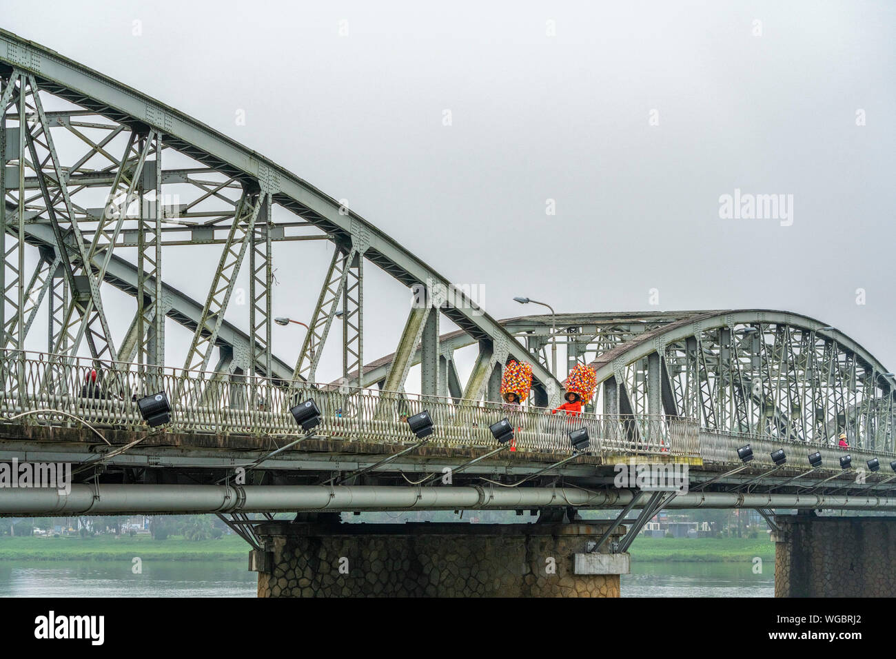 Thanh Tien traditionellen Papier Blume auf Truong Tien Brücke. Blume des berühmten Papier Blume Dorf in der Nähe von Hue City, Vietnam. Stockfoto