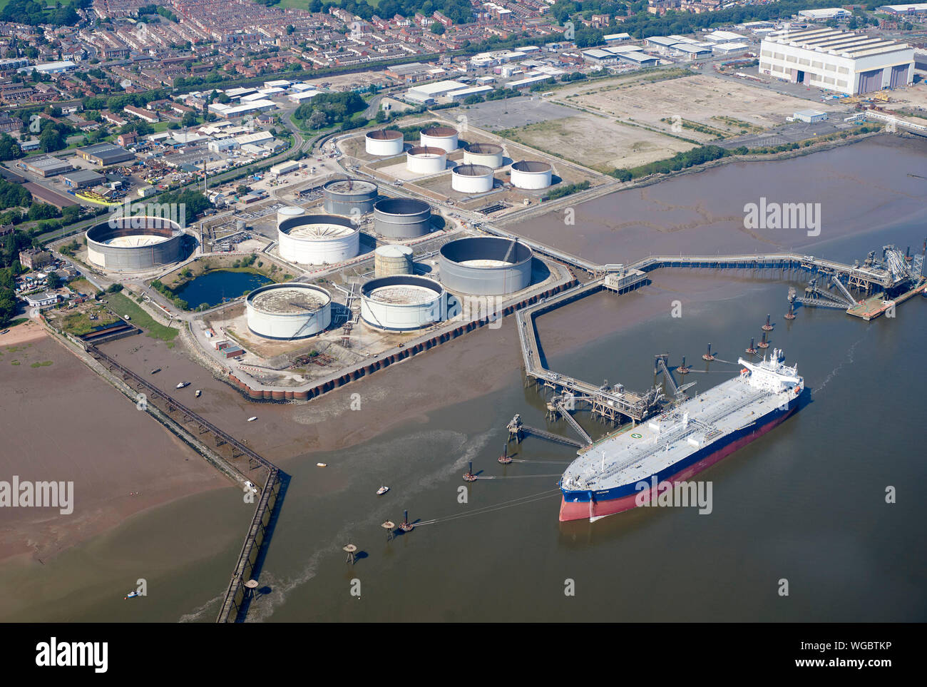 Öltanker offloading in Ellesmere Port, North West England, Großbritannien Stockfoto
