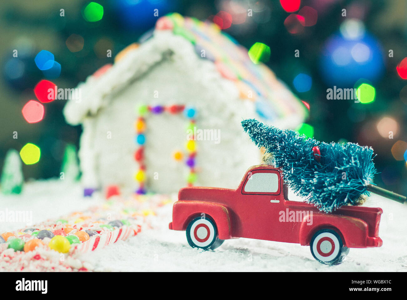 Closeup Lebkuchenhaus mit Weihnachtsschmuck zu Hause