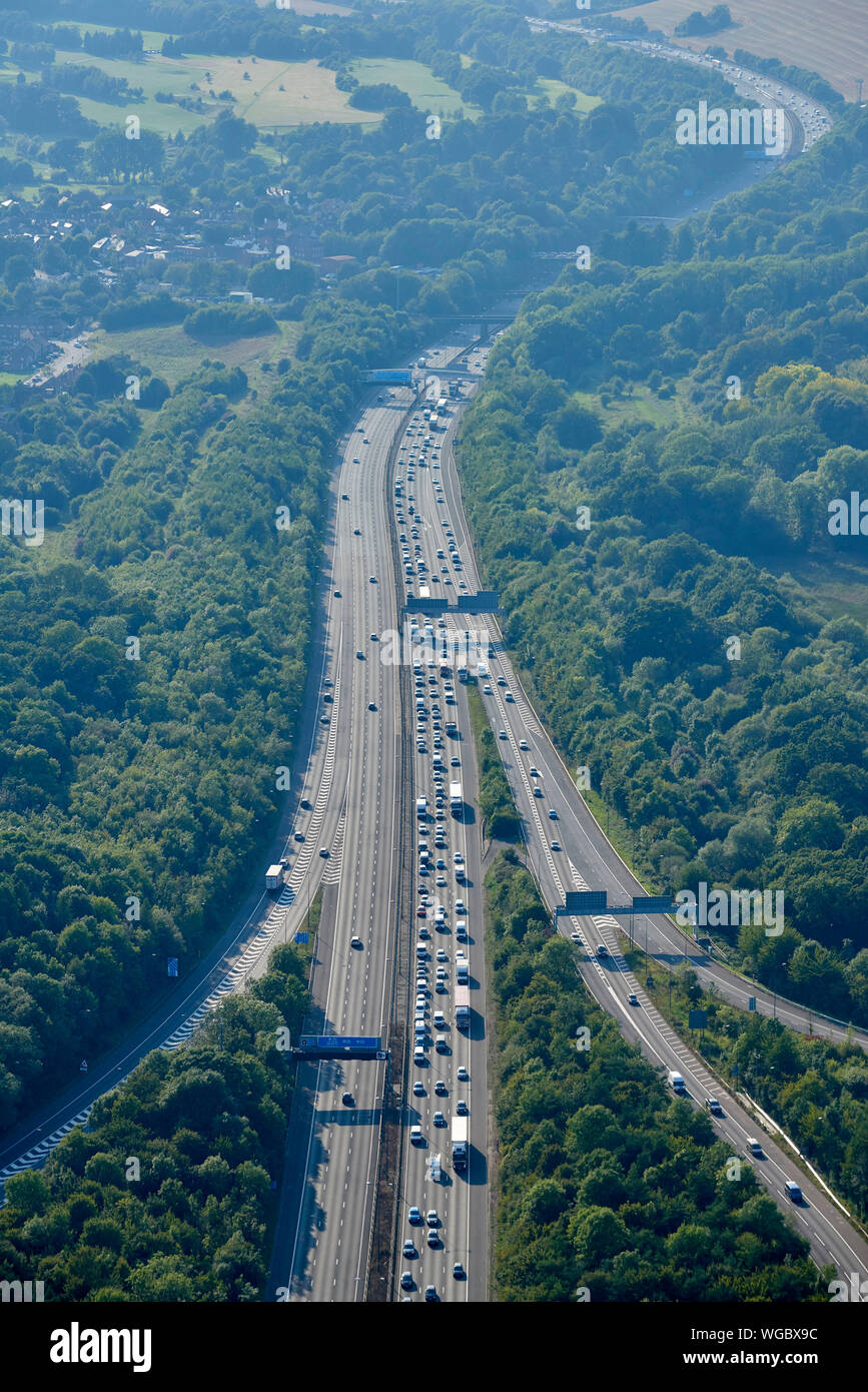 Verkehr Queuing auf der M25, in der Nähe der M23 Junction, South East England, Großbritannien Stockfoto