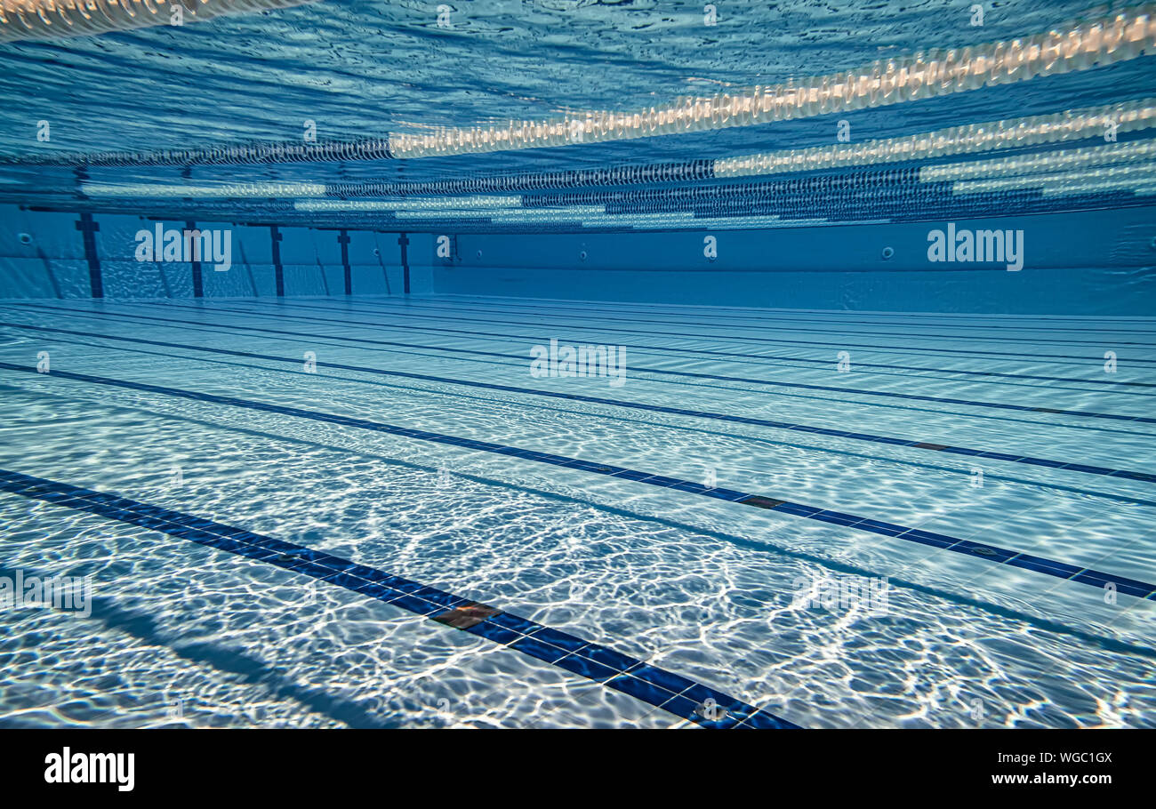 Olympischen Schwimmbad Unterwasser Hintergrund. Stockfoto